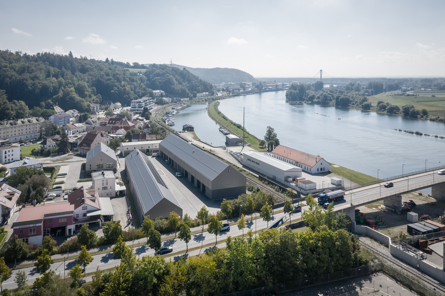 Flussmeisterstelle Deggendorf, ca. 6000 qm Dach- und Fassadeneindeckung Hoffmann Firmengruppe